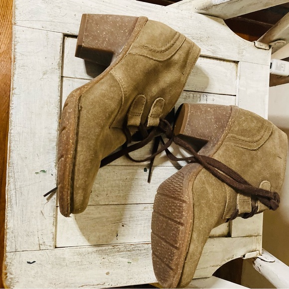 Clarks size 7 tan lace boots high heels - Picture 4 of 7